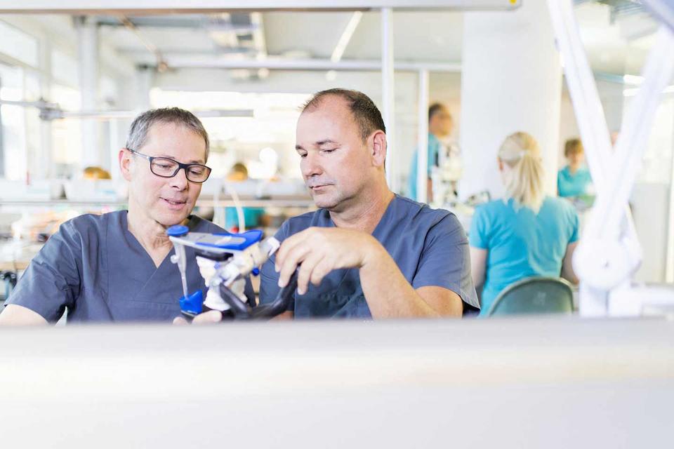 Dentallabor Cuspidus Individuelle, funktionelle und ästhetische Arbeiten: Dentallabor Cuspidus