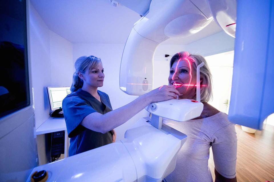 3D-Röntgendiagnostik durch DVT EIN DVT ermöglicht 3D-Röntgendiagnostik
